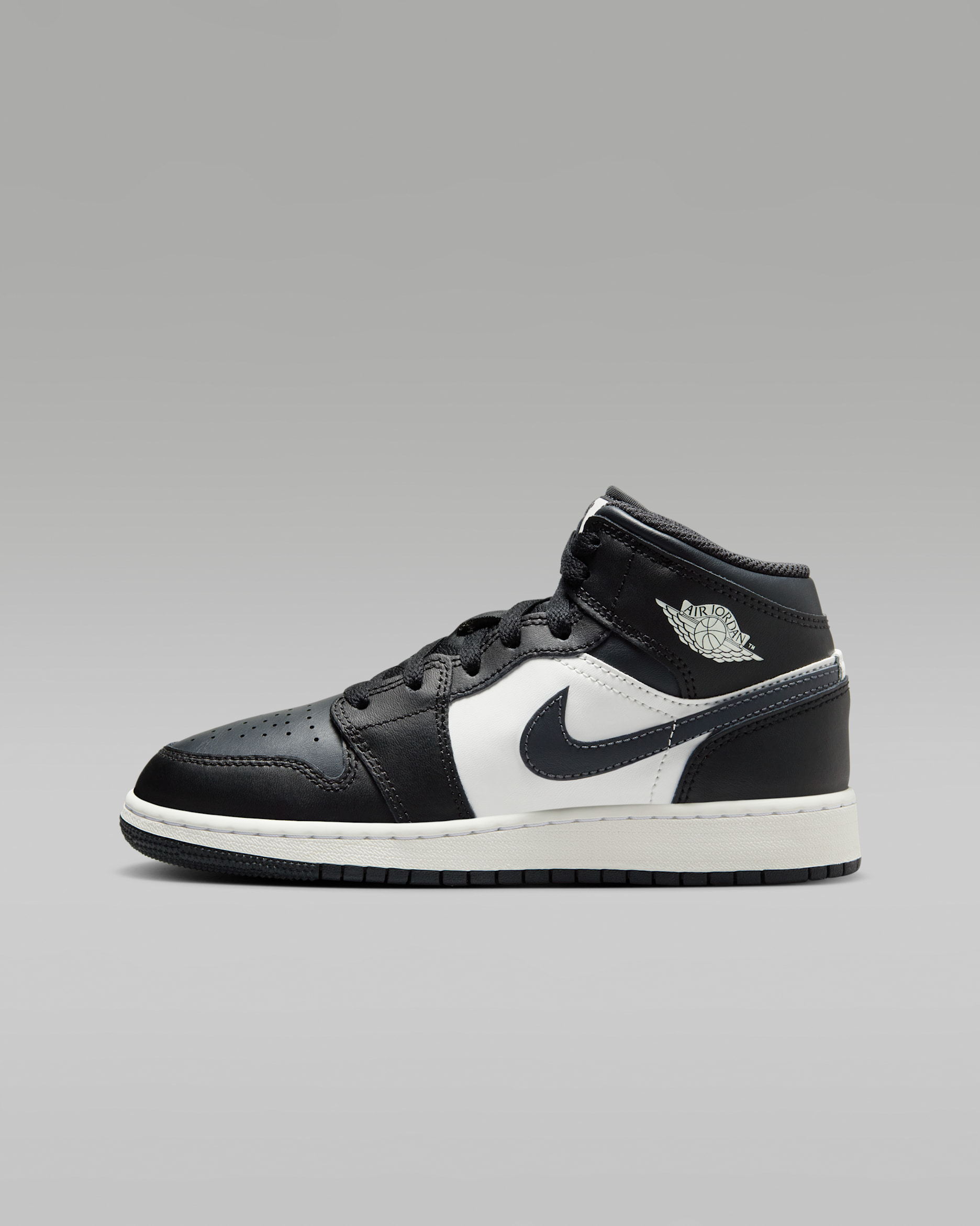 Nike Air Jordan 1 Mid キッズスニーカー EU 20cm セール】エア ジョーダン 1 MID ジュニアシューズ / Air Jordan